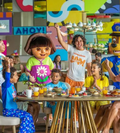 Niños desayunando junto a Dora y Chase