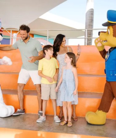 Familia saludando a personajes de Paw Patrol